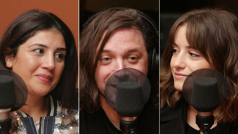 Montage de trois photos de Ghada Touir, Christian Lapointe et Gabrielle Arguin devant un micro de radio.
