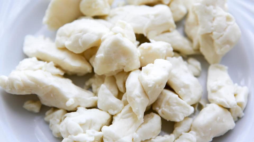 Gros plan de crottes de fromage.