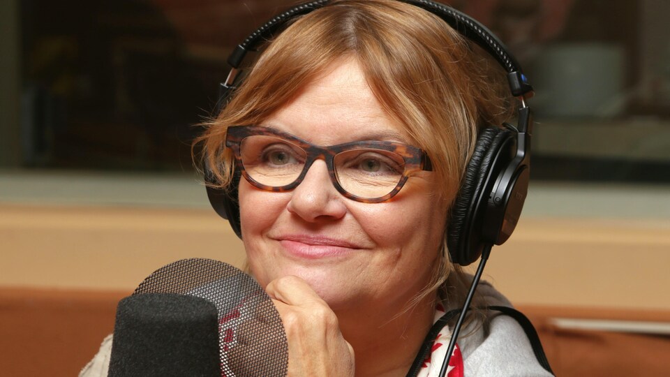 Photo de Diane Tell devant un micro de radio.