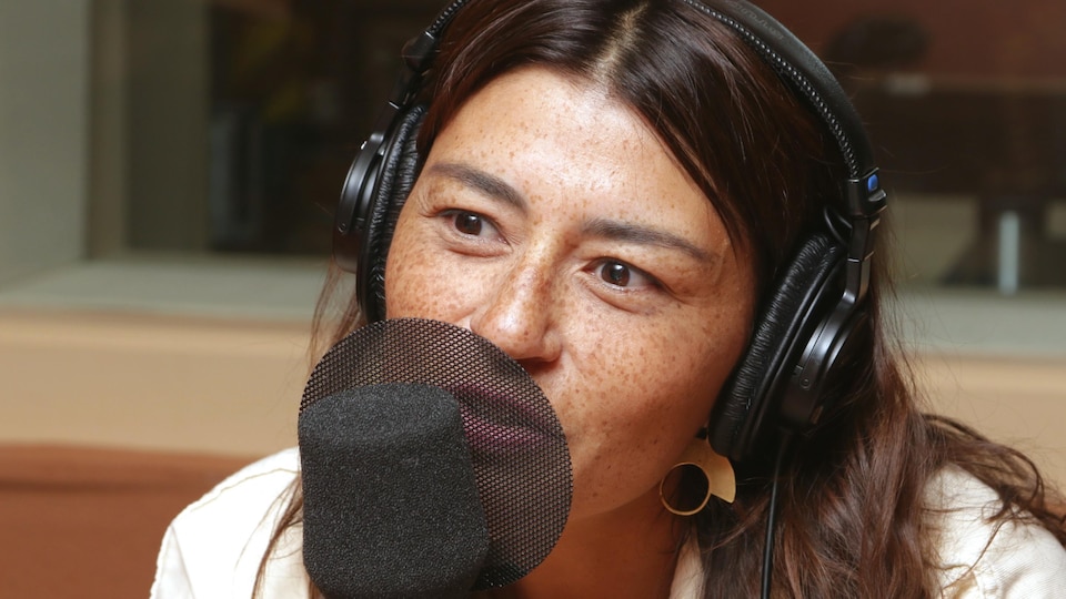 Portrait d'Elisapie devant un micro de radio.