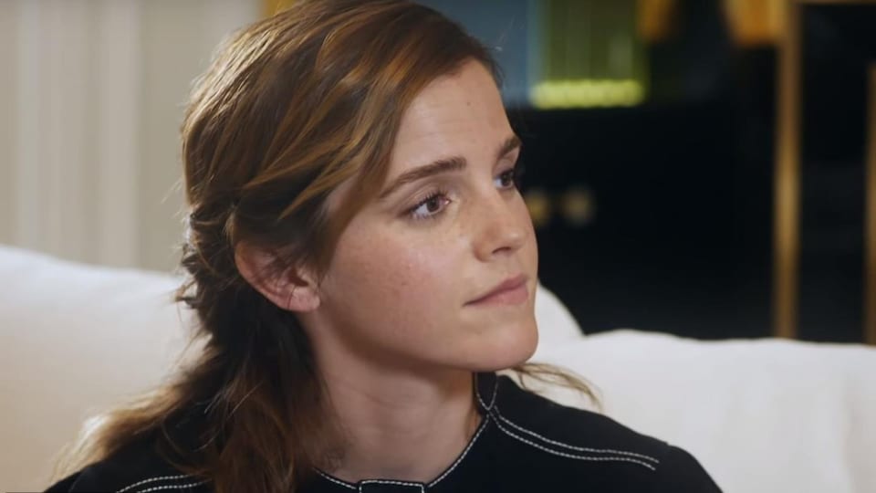 Capture d'écran montrant Emma Watson en entrevue sur un sofa.