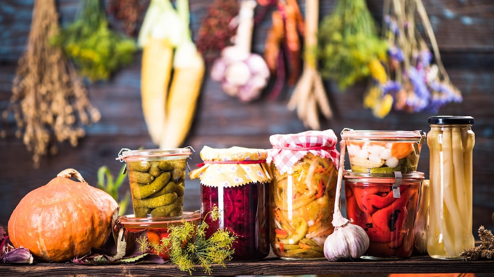 Pots de légumes fermentés sur une étagère.