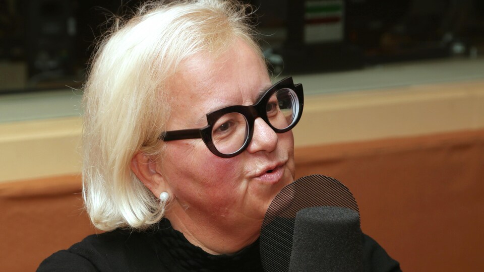 Photo de Francine Laplante qui parle dans un micro de radio.