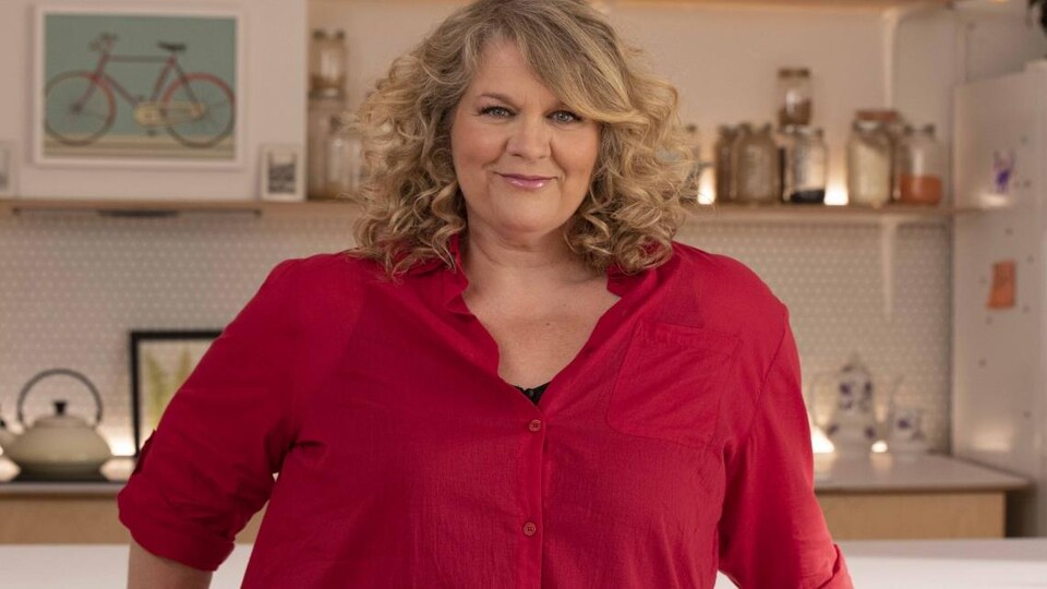 Guylaine Guay pose debout dans une cuisine.