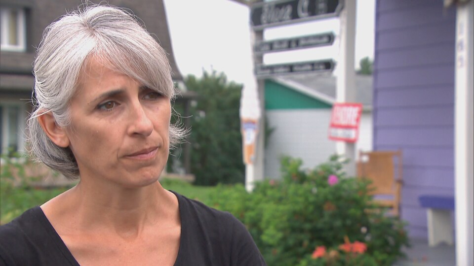 Jacinthe Latulippe accorde une entrevue à Radio-Canada à l’extérieur, en été.