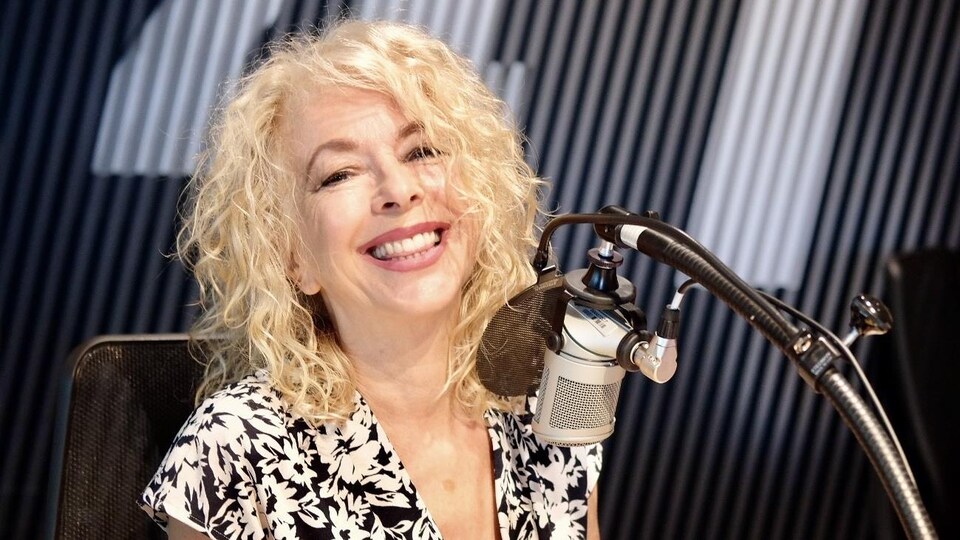 La chanteuse sourit en studio.