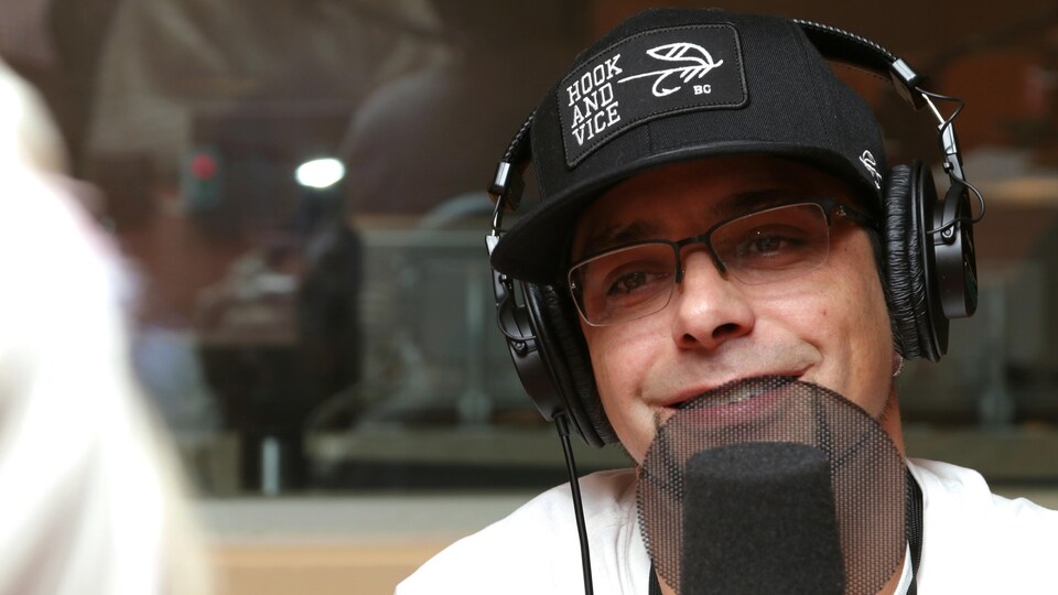 Photo de José Dominguez devant un micro de radio.