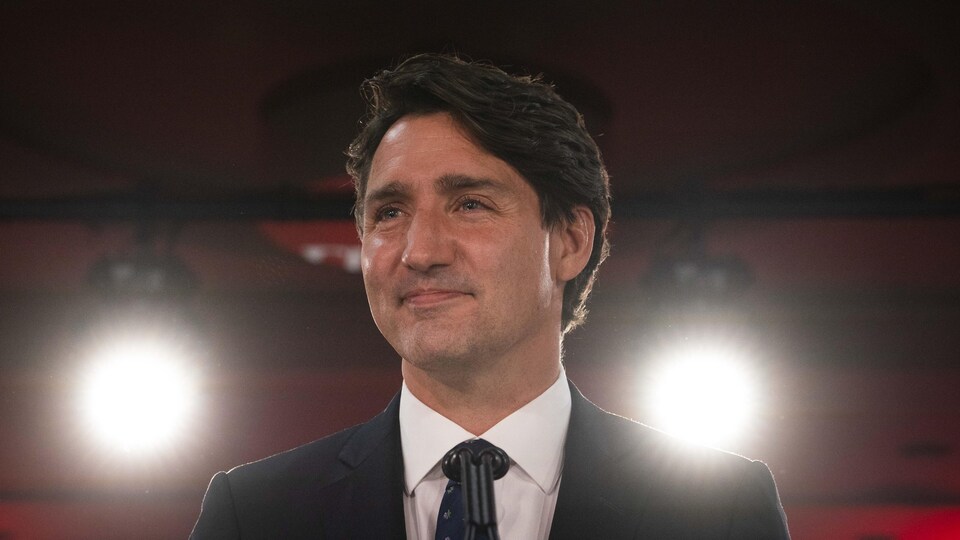 Portrait de lui souriant.