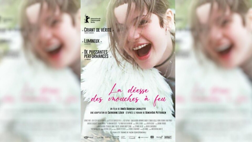 Une affiche montrant une jeune fille avec un grand sourire.