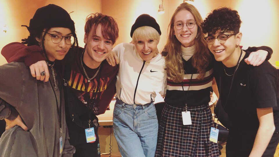 Photo de Zeneb Blanchet, Édouard Tremblay-Grenier, Pénélope McQuade, Alexie Haddad-Cliche et Amédamine Ouerghi qui posent souriant en regardant la caméra.