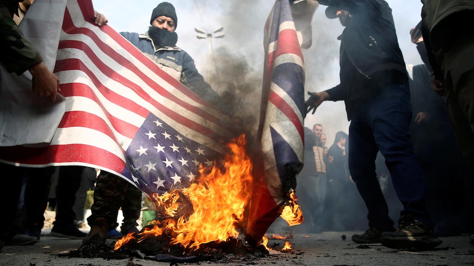 Ils brûlent un drapeau américain.