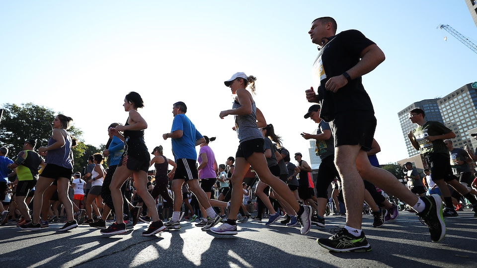 Des coureurs dans les rues de Montréal.