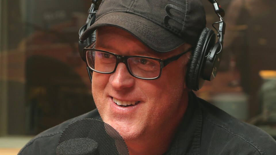 Photo de Marc Séguin devant un micro de Radio-Canada.