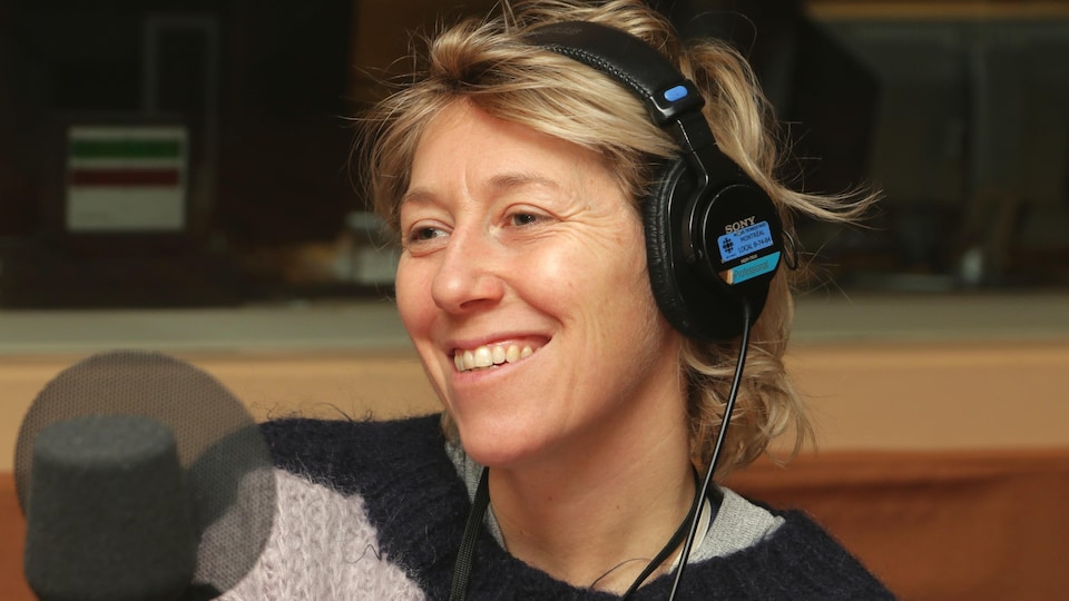 Photo de Martha Wainwright devant un micro de radio.