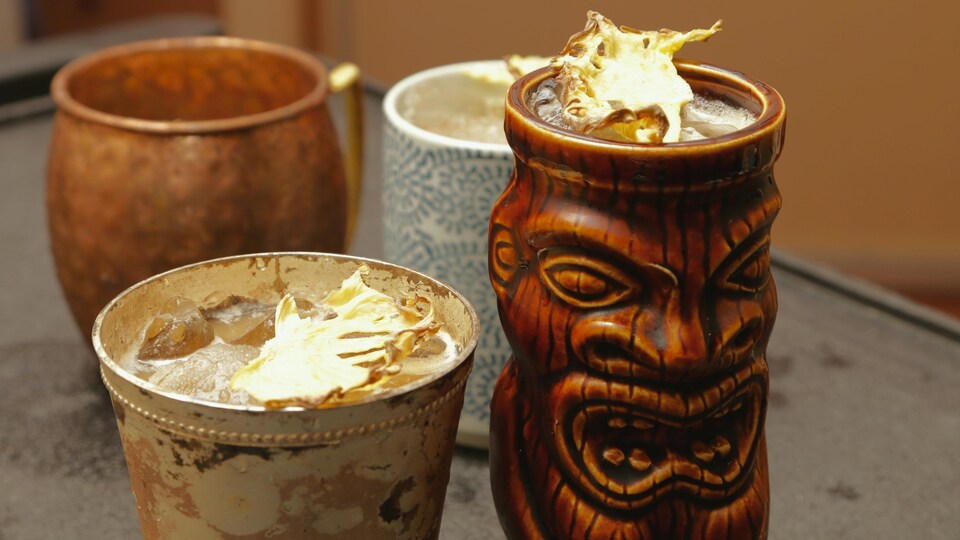 Des boissons servies dans des verres opaques.