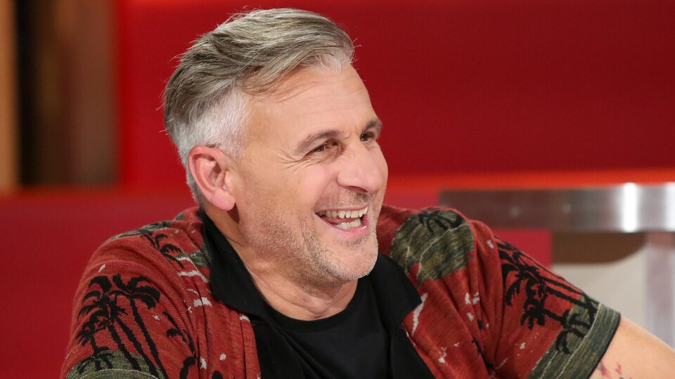 Patrick Huard est à la table des invités sur le plateau de l'émission Tout le monde en parle.
