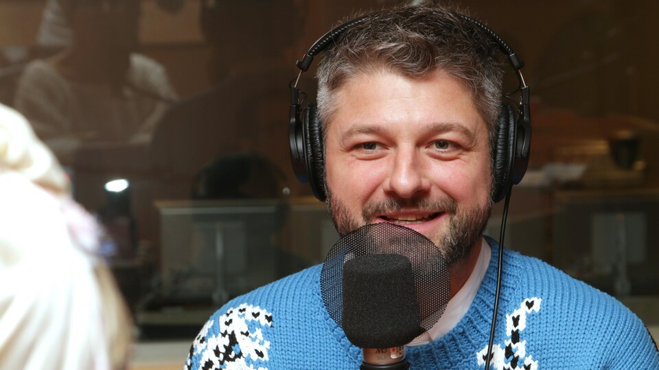 Photo de Pierre Lapointe devant un micro de radio.