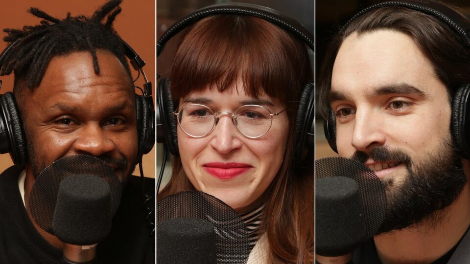 Pierre-Yves Lord, Catherine Éthier et Jean-Philippe Baril Guérard devant des micros de radio, souriants.