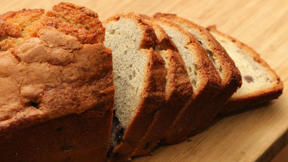 Photo d'un gâteau tranché sur une planche en bois.