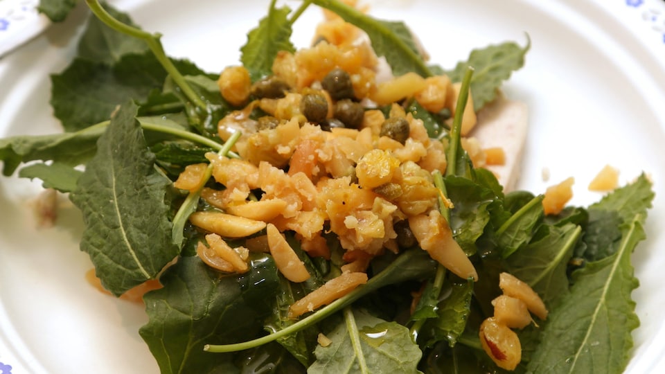 Photo d'un plat de salade dans une assiette.