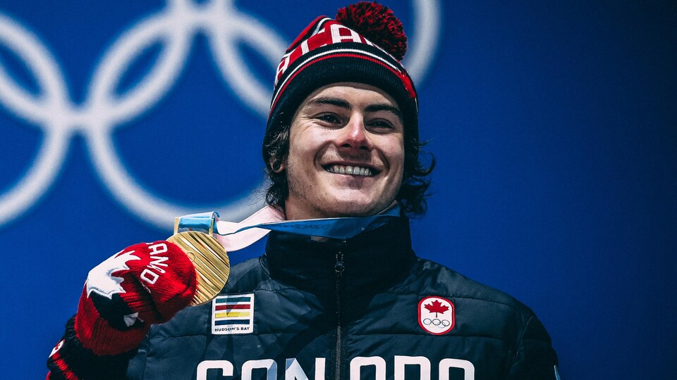 Sébastien Toutant tient fièrement sa médaille d'or.