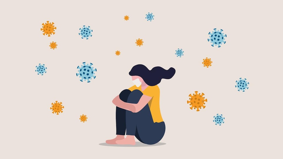 Illustration d'une femme portant un masque assise en boule entourée de représentations de virus qui tournent autour d'elle.