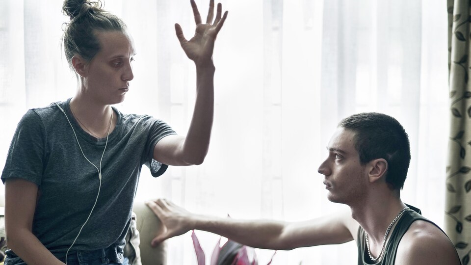 La réalisatrice donne des directives à l'acteur.
