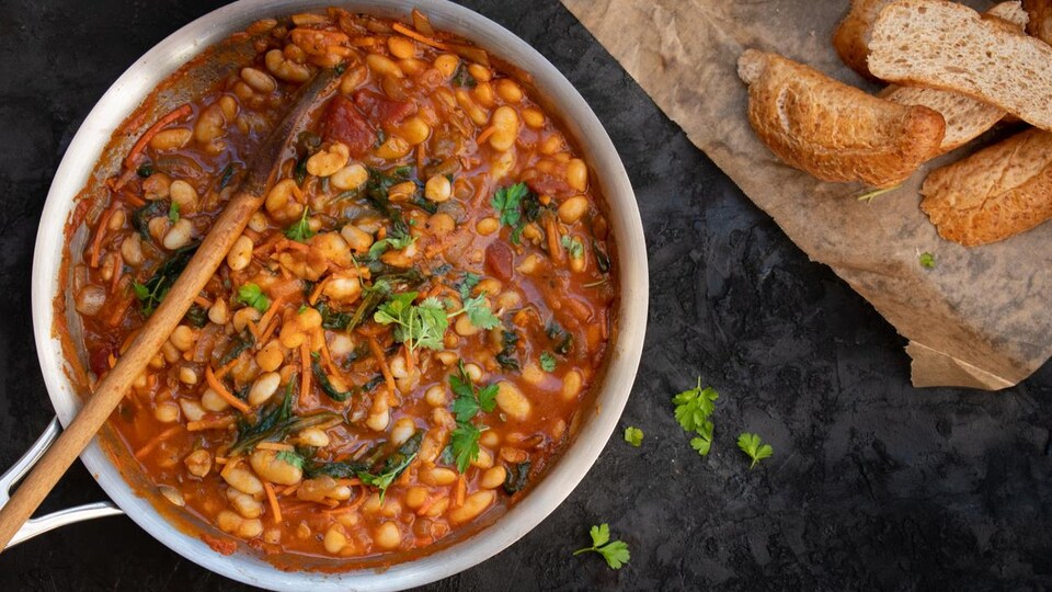 Le ragoût cuit dans une casserole.