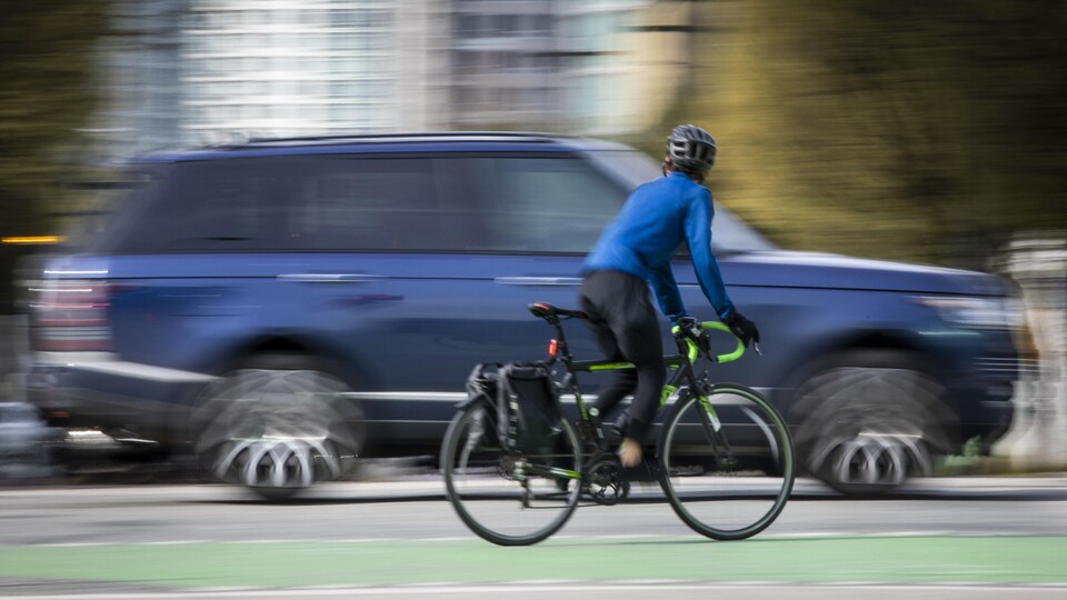 Un cycliste au centre-ville de Vancouver.