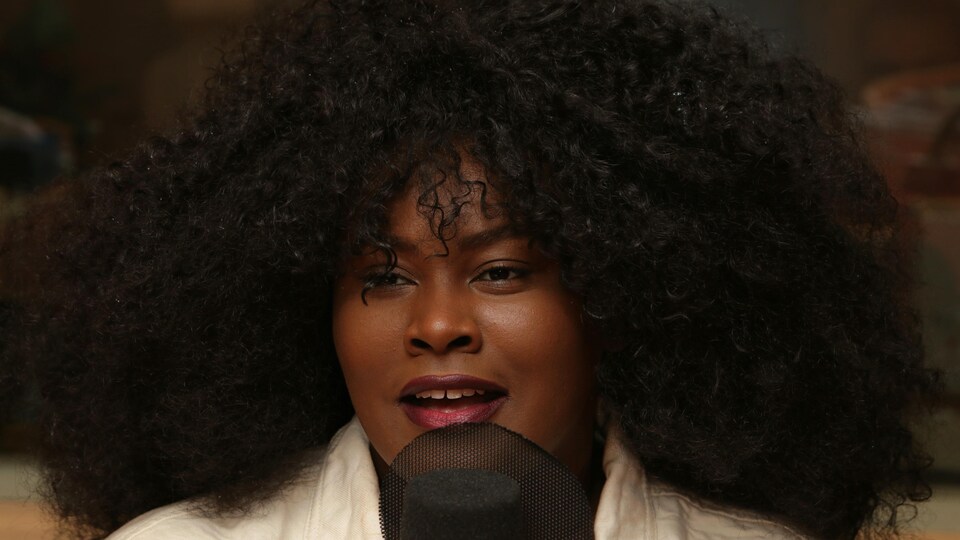 Yseult devant un micro de radio.