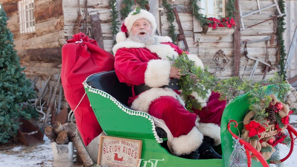 Confortablement assis dans son traîneau, le Père Noël semble crier Oh Oh Oh!