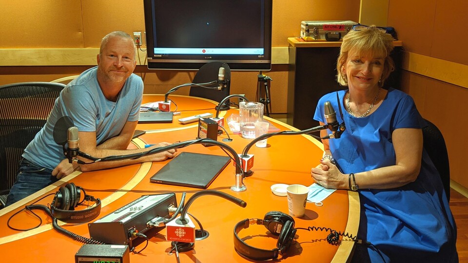 André Robitaille et Anne-Marie Dussault souriant en studio.