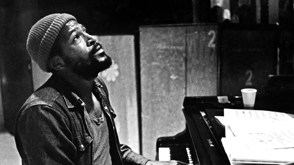 Marvin Gaye joue du piano dans un studio d'enregistrement.