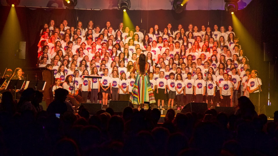 Un groupe de 200 jeunes choristes pendant un spectacle.
