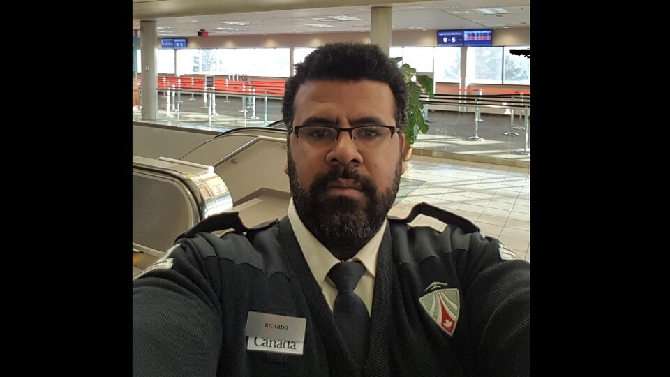 Un homme debout dans un aéroport