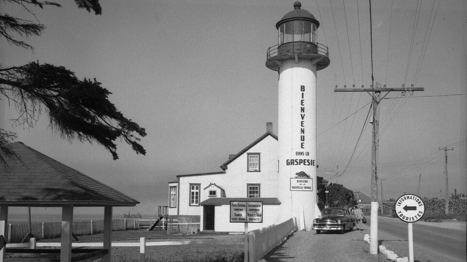 Le phare de Matane en 1959 avec une voiture devant .