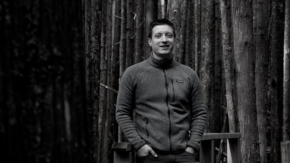 Benjamin Levannier dans une forêt.