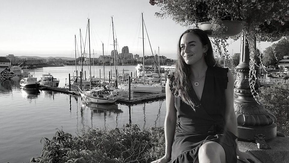 Danyka Leclair assise près d'une marina.
