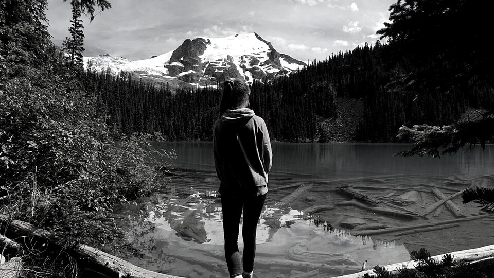 Clémentine Créch devant un lac de montagnes.