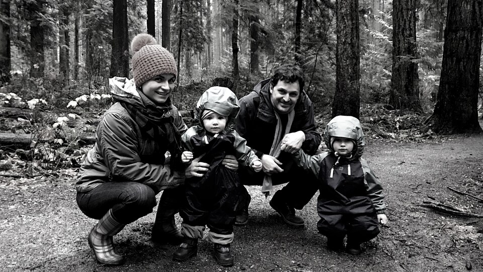 Marina Thibeault, son conjoint et leurs deux enfants dans un paysage forestier.