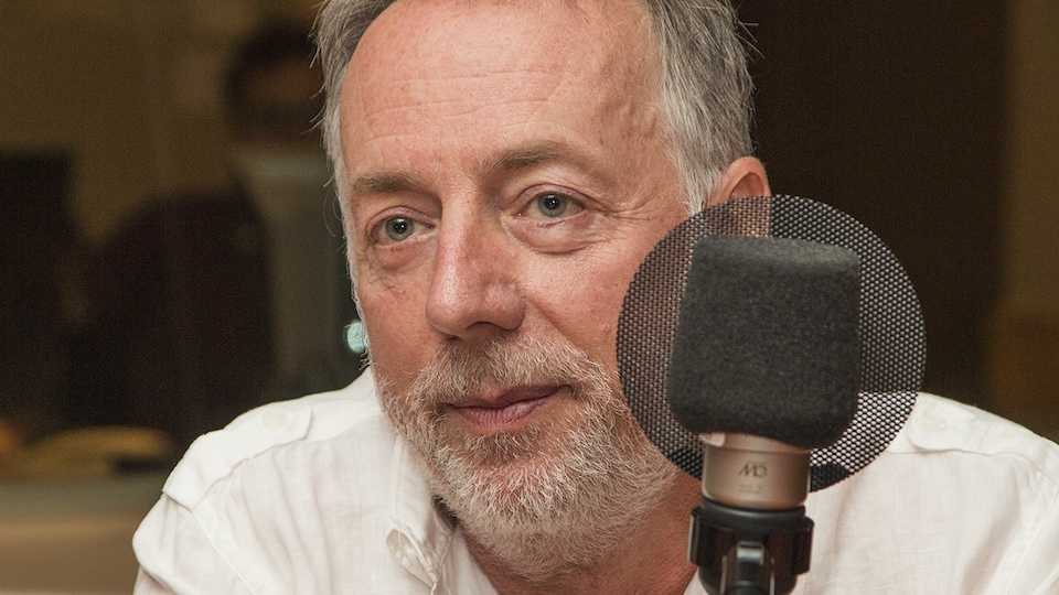 Benoît Dutrizac devant un micro.