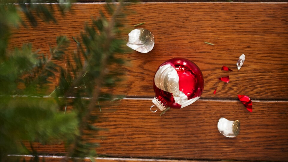 Une boule de Noël éclatée sur le sol.