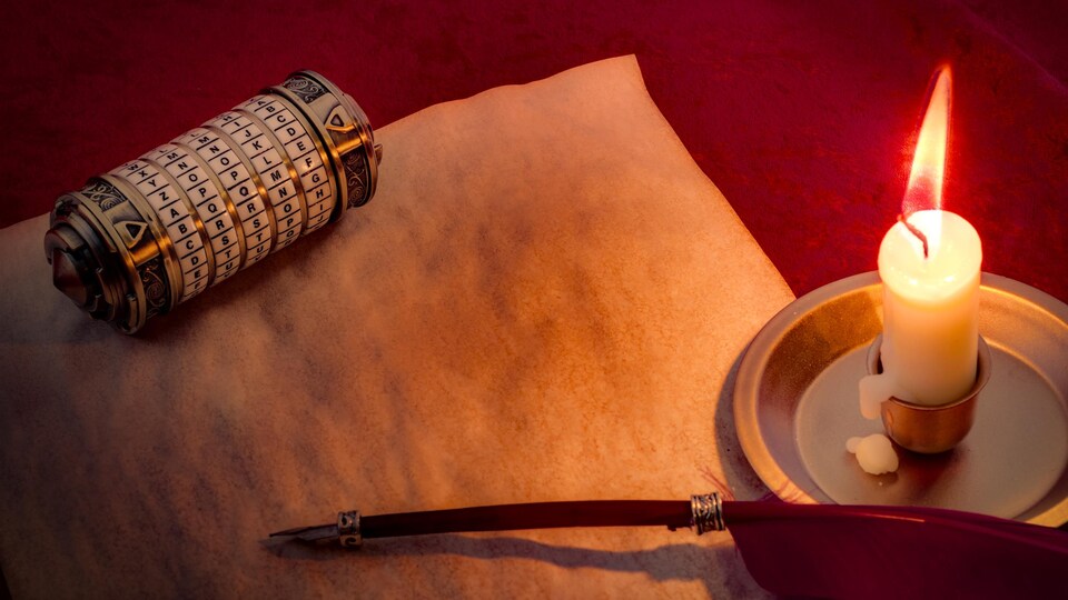 Un cryptex, un papier parchemin, une plume et une chandelle déposés sur une table.