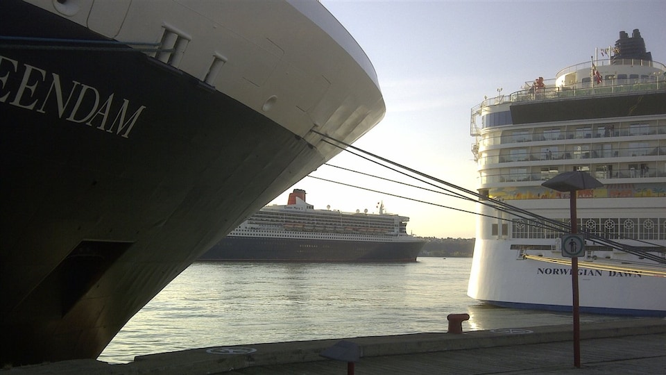 Des bateaux de croisières sont accostés au port de Québec.