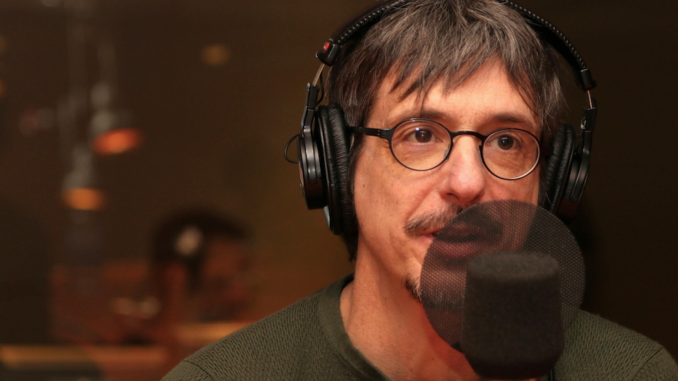 Philippe Falardeau s'exprimant dans un studio de radio.