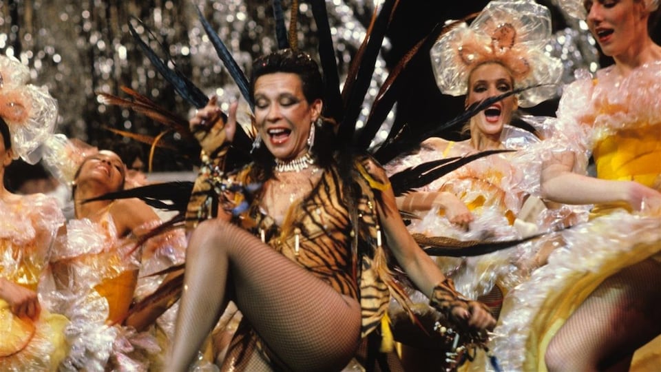 Louise Forestier et autres danseuses de cabaret sur scène.