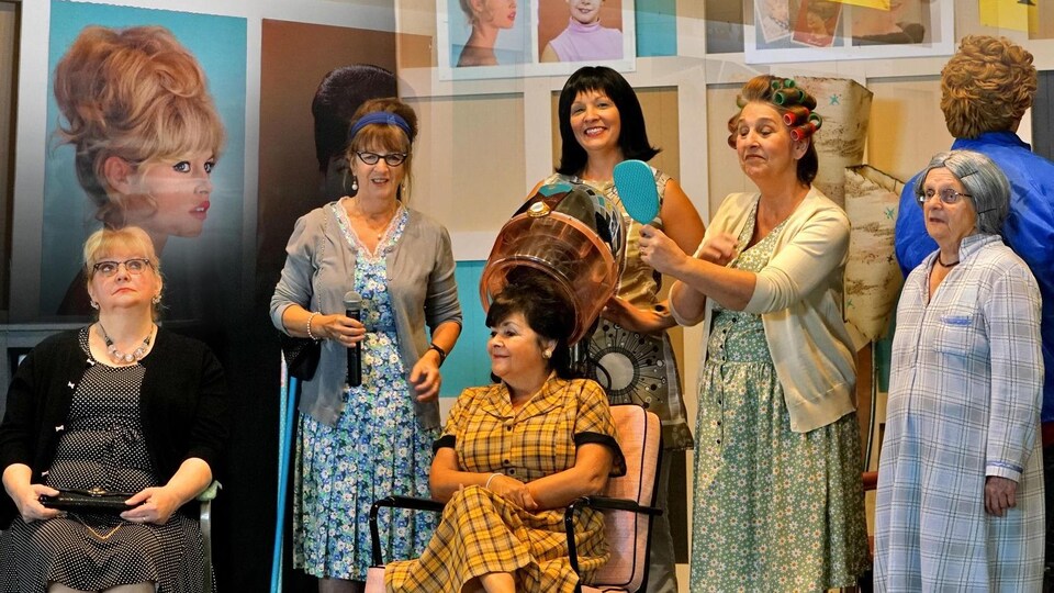 Distribution de la pièce de théâtre Chez Gina, coiffure pour dame