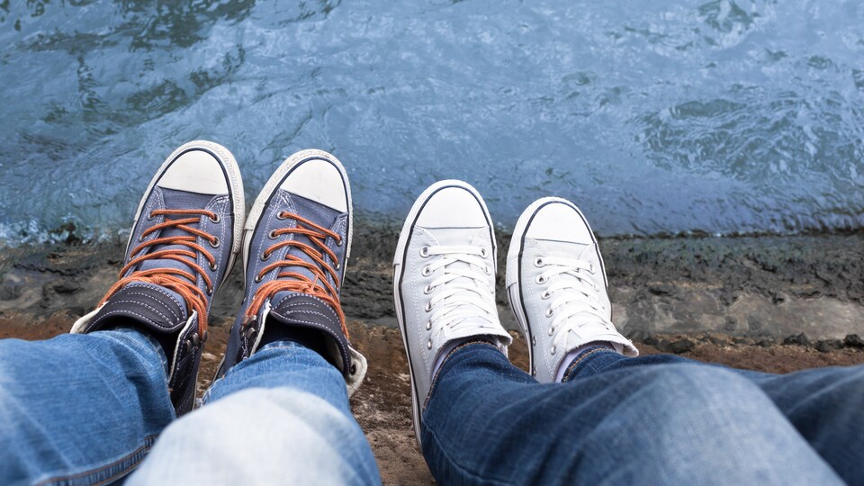 Vue de haut de pieds d'adolescents sur le bord d'un ravin