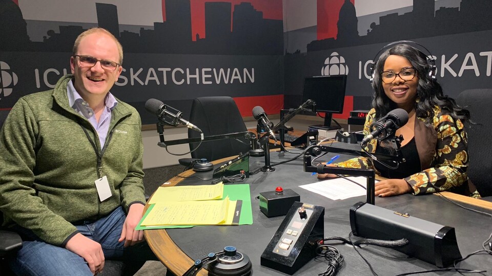 Deux personnes dans un studio de radio