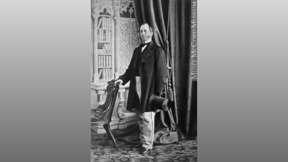 Une photo portrait en noir et blanc d'un homme du 19e siècle.